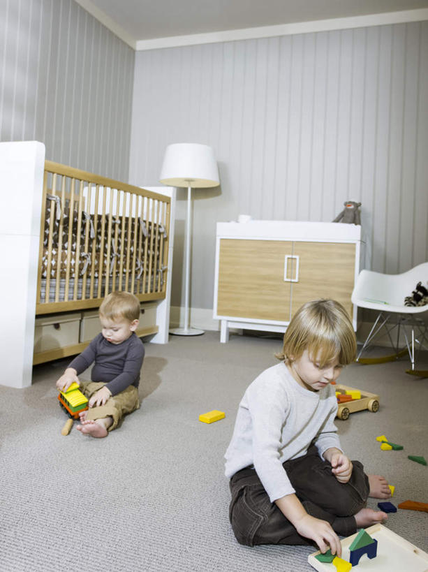 西方人,儿童,两个人,家庭,兄弟,坐,笑,微笑,露齿笑,竖图,室内,白天,正面,游戏,纯洁,床,柜子,天花板,卧室,玩具,照明,欧洲,欧洲人,许多,握,服装,散落,墙,灯光,床单,拿,玩,拿着,休闲装,娱乐,被子,墙壁,墙面,灯,小孩,衣服,蓝色,灰色,橱柜,灯具,落地灯,休闲,温暖,温馨,一家人,休闲服,橙色,金色,可爱,童年,童趣,益智,握着,服饰,活动,照亮,和睦,被单,照明设备,发泄,消遣,智力,童真,烂漫,无邪,宣泄,儿童双层床,母子床,双层床,天真,男孩,男人,男性,白种人,玩耍,嬉戏,坐着,彩图,全身,睡房,卧房,融洽,短发,男生