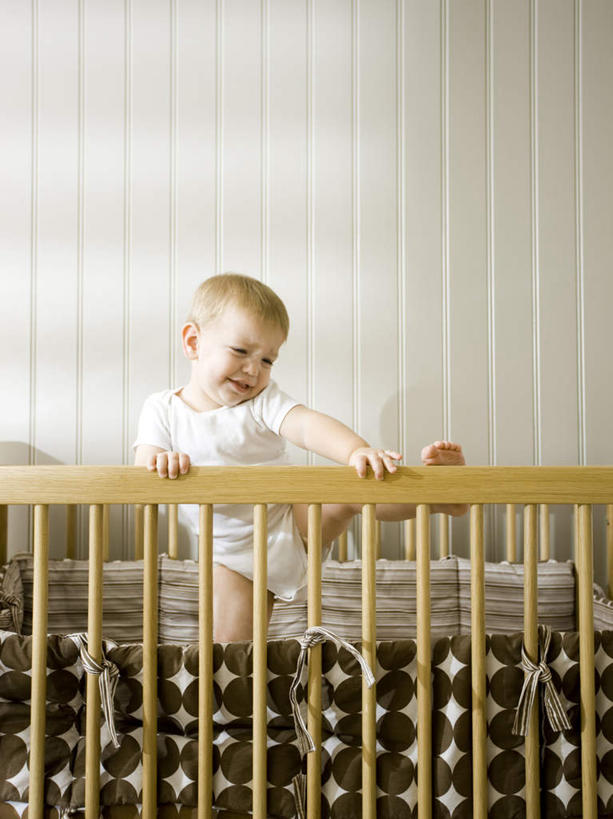 西方人,儿童,一个人,栏杆,站,笑,微笑,露齿笑,竖图,室内,白天,正面,纯洁,安全,床,卧室,欧洲,欧洲人,仅一个男性,仅一个人,服装,木制,方格,格子,墙,围栏,床单,注视,休闲装,被子,护栏,墙壁,墙面,小孩,衣服,白色,木制品,观察,看,站着,仅一个小孩,休闲,舒服,休闲服,可爱,童年,童趣,搭,服饰,单人床,婴儿用品,观看,婴儿床,保护,察看,舒适,被单,搭着,关注,童真,烂漫,无邪,婴儿房,天真,男孩,男人,男性,白种人,孩子,站立,彩图,全身,睡房,卧房,男生