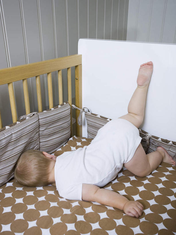 西方人,儿童,一个人,栏杆,笑,睡,微笑,露齿笑,竖图,室内,白天,纯洁,安全,床,卧室,欧洲,欧洲人,仅一个男性,仅一个人,服装,木制,方格,格子,墙,围栏,床单,注视,休闲装,被子,护栏,墙壁,墙面,小孩,背面,衣服,白色,木制品,观察,看,趴着,仅一个小孩,休闲,舒服,休闲服,可爱,童年,童趣,服饰,单人床,婴儿用品,观看,张开双腿,婴儿床,保护,察看,舒适,被单,关注,童真,烂漫,无邪,婴儿房,展开双腿,天真,男孩,男人,男性,白种人,孩子,困,困觉,趴,寝息,睡觉,彩图,全身,睡房,卧房,男生,伸展双腿