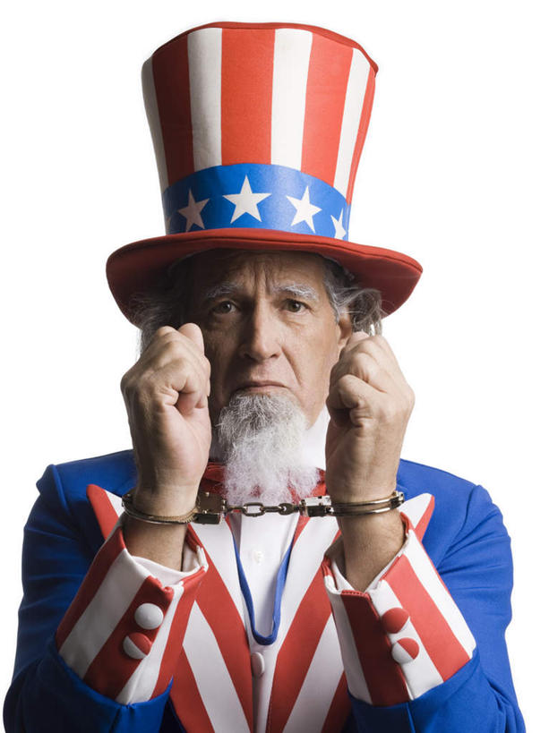 西方人,胡须,一个人,站,笑,微笑,露齿笑,竖图,室内,白天,白色背景,正面,旗帜,国旗,帽子,欧洲,欧洲人,仅一个男性,仅一个人,握,服装,拿,拿着,注视,星条旗,衣服,观察,看,站着,仅一个老年男性,握着,美国国旗,摄影,服饰,影棚,观看,察看,衣着,穿着,关注,表演服,演出服,山姆大叔,衣饰,道具服,老年男性,男人,男性,白种人,胡子,络腮胡,旗,站立,半身,彩图,影棚拍摄,拍摄