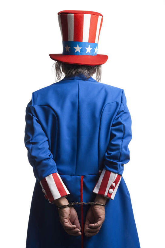 西方人,胡须,一个人,站,笑,微笑,露齿笑,竖图,室内,白天,白色背景,旗帜,国旗,帽子,欧洲,欧洲人,仅一个男性,仅一个人,握,服装,拿,拿着,注视,星条旗,背面,衣服,观察,看,站着,仅一个老年男性,握着,美国国旗,摄影,服饰,影棚,观看,察看,衣着,穿着,关注,表演服,演出服,山姆大叔,衣饰,道具服,老年男性,男人,男性,白种人,胡子,络腮胡,旗,站立,半身,彩图,影棚拍摄,拍摄