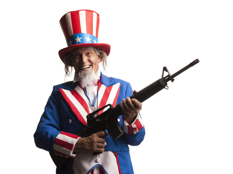 西方人,胡须,一个人,站,笑,微笑,露齿笑,横图,室内,白天,白色背景,正面,竞争,旗帜,国旗,帽子,欧洲,欧洲人,仅一个男性,仅一个人,对抗,握,服装,冲突,枪支,拿,拿着,注视,破坏,星条旗,衣服,观察,看,站着,仅一个老年男性,武器,战争,握着,美国国旗,摄影,服饰,手枪,影棚,观看,损坏,察看,步枪,攻击,威胁,衣着,穿着,对立,关注,矛盾,兵器,防御,表演服,枪械,演出服,山姆大叔,弹夹,敌对,挫败,斗争,抗拒,抗衡,杀伤,威慑,衣饰,子弹夹,道具服,危险,老年男性,男人,男性,白种人,胡子,络腮胡,旗,站立,半身,彩图,影棚拍摄,拍摄