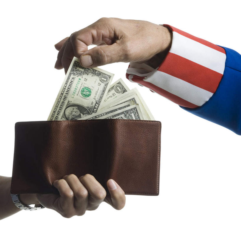 西方人,手,两个人,方图,室内,特写,白天,白色背景,正面,钱,旗帜,国旗,帽子,欧洲,欧洲人,双手,许多,握,服装,钱币,拿,拿着,星条旗,衣服,手部,握着,钞票,金融,纸币,美国国旗,摄影,服饰,皮夹子,钱包,影棚,经济,衣着,零钱包,皮夹,穿着,流通,纸钞,贸易,山姆大叔,衣饰,货币,现金,老年男性,男人,男性,年轻男性,白种人,旗,半身,彩图,影棚拍摄,拍摄