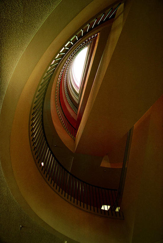 无人,栏杆,竖图,室内,白天,仰视,楼梯,天花板,建筑,阴影,光线,扶手,影子,阶梯,护栏,台阶,阳光,修建,修筑,彩图,低角度拍摄