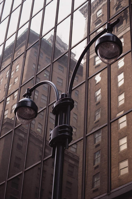 无人,高楼大厦,竖图,室外,白天,仰视,度假,美景,城市风光,城市,大厦,建筑,路灯,摩天大楼,照明,阴影,反射,影子,景观,灯光,娱乐,灯,享受,休闲,景色,放松,照亮,照明设备,玻璃幕墙,彩图,低角度拍摄,大楼,高层建筑,高楼,摩天楼