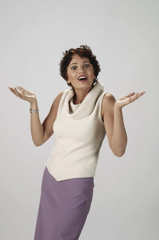 东方人,一个人,站,笑,微笑,露齿笑,竖图,室内,白天,正面,亚洲,仅一个年轻女性,仅一个女性,仅一个人,阴影,服装,反射,影子,注视,休闲装,黄种人,衣服,观察,看,双手摊开,站着,休闲,休闲服,摄影,服饰,影棚,观看,察看,关注,年轻女性,女人,女性,亚洲人,站立,半身,彩图,影棚拍摄,拍摄