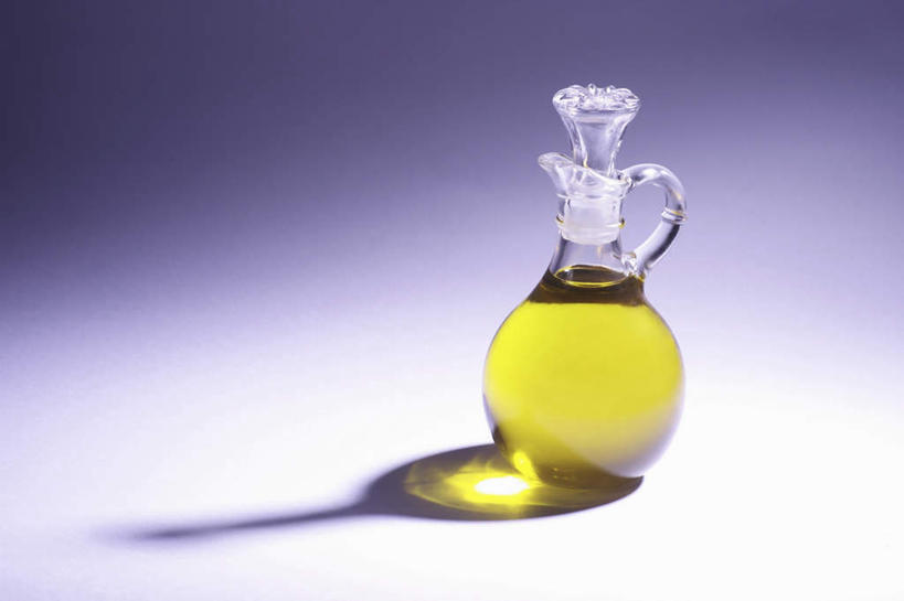 无人,横图,俯视,室内,特写,白天,桌面,桌子,阴影,反射,木制,影子,食用油,油,橄榄油,玻璃制品,一个,玻璃瓶,木制品,瓶子,摄影,影棚,单个,植物油,彩图,高角度拍摄,影棚拍摄,拍摄