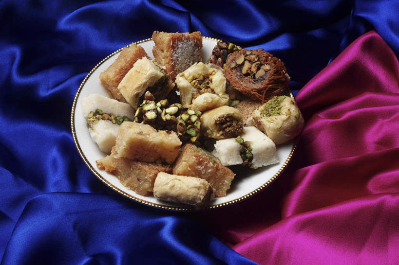 点心,月饼,无人,横图,俯视,室内,特写,白天,桌面,桌子,餐具,纺织品,一堆,许多,阴影,堆叠,堆积,反射,木制,布,碟子,盘,影子,料理,食品,面点,织物,很多,美食,食物,糕点,一个,盘子,木制品,碟,中式,单个,堆,布匹,宫饼,胡饼,团圆饼,小饼,月团,卡其布,彩图,高角度拍摄