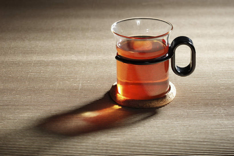 无人,横图,俯视,室内,特写,白天,幸福,茶,桌面,桌子,杯子,欧洲,芬兰,阴影,反射,木制,影子,茶叶,娱乐,一个,木制品,水杯,享受,休闲,温馨,放松,乐趣,单个,提神,舒适,北欧,醒脑,芬兰共和国,波里,茶杯,彩图,高角度拍摄