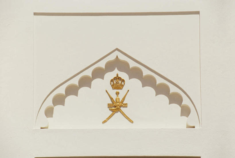 无人,横图,室外,特写,白天,正面,度假,竞争,美景,城市风光,城市,雕塑,阿曼,亚洲,对抗,艺术,装饰,冲突,雕刻,雕像,墙,景观,刀具,首都,破坏,娱乐,墙壁,墙面,工艺品,刀,享受,休闲,武器,景色,放松,战争,纪念,美术,损坏,攻击,威胁,对立,矛盾,兵器,主题,西亚,防御,陈列,功能,美学,敌对,挫败,斗争,抗拒,抗衡,凶器,杀伤,威慑,阿曼苏丹国,马斯喀特,马斯喀图,马斯卡德,米卡斯,危险,彩图,匕首