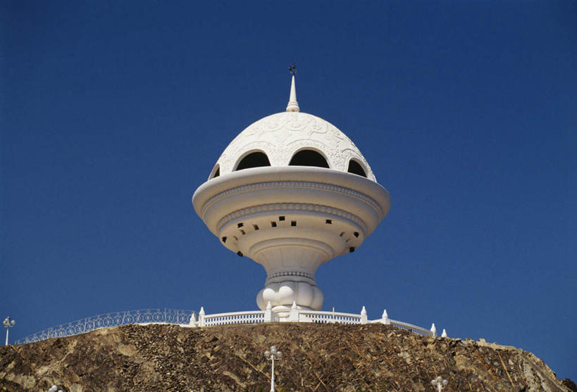 无人,横图,室外,白天,仰视,旅游,度假,标志建筑,地标,建筑,路灯,照明,雕塑,阿曼,亚洲,阴影,艺术,装饰,光线,雕刻,雕像,影子,灯光,娱乐,建设,灯,蓝色,蓝天,天空,阳光,工艺品,天,享受,休闲,旅游胜地,放松,晴朗,纪念,照亮,美术,照明设备,主题,西亚,陈列,万里无云,功能,美学,阿曼苏丹国,晴空,晴空万里,彩图,低角度拍摄