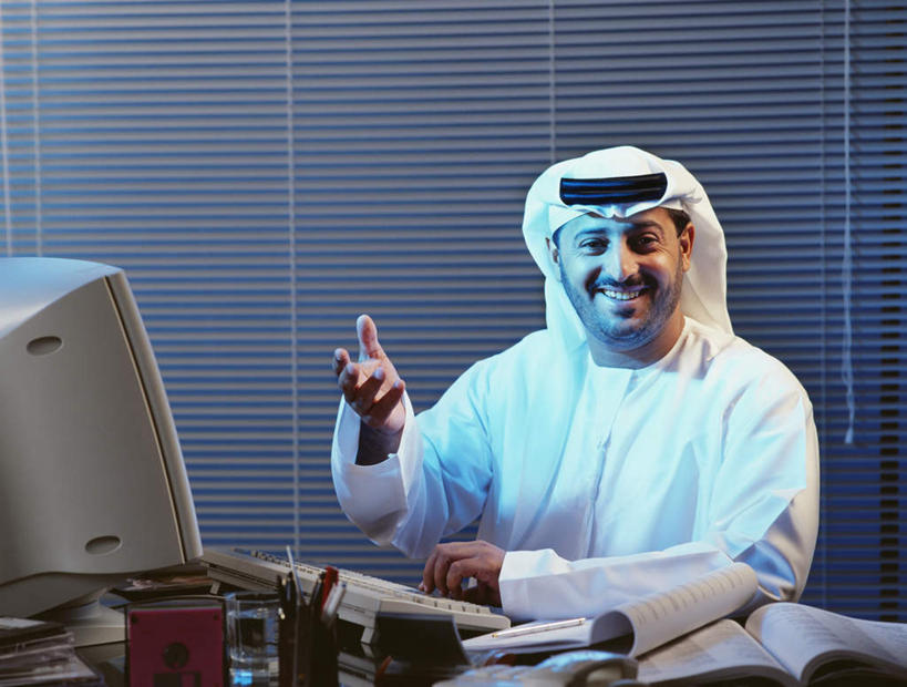 一个人,商务人士,商务男性,办公室,坐,笑,打电话,微笑,露齿笑,横图,室内,白天,正面,民族服装,电脑,显示器,鼠标,键盘,窗户,家具,桌子,电话,手机,亚洲,仅一个男性,仅一个人,仅一个中年男性,握,阴影,欢迎,反射,网络,笔,材料,档案,头巾,文件,影子,百叶窗,办公桌,墙,办公用品,注视,输入设备,通讯设备,墙壁,墙面,文具,白色,话筒,学习用品,资料,观察,接待,看,电话线,台式电脑,握着,迎接,观看,文具用品,察看,固定电话,关注,文档,通信设备,工薪阶层,输出设备,办公家具,袍子,交流,男人,男性,中年男性,阿拉伯人,白种人,亚洲人,白领,上班族,电话机,沟通,通话,坐着,半身,彩图,传统服装,民俗服