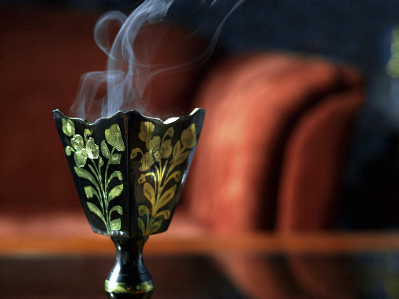 无人,横图,室内,特写,白天,正面,沙发,桌面,桌子,静物,杯子,雕塑,阴影,朦胧,模糊,艺术,装饰,反射,木制,雕刻,雕像,影子,陶瓷,烟雾,陶瓷制品,一个,红色,精油,木制品,香薰,工艺品,放松,芳香疗法,单个,纪念,美术,主题,舒心,舒缓,陈列,香薰精油,布艺沙发,养颜,圣餐杯,功能,美学,减压,圣杯,香薰疗法,植物精油,彩图