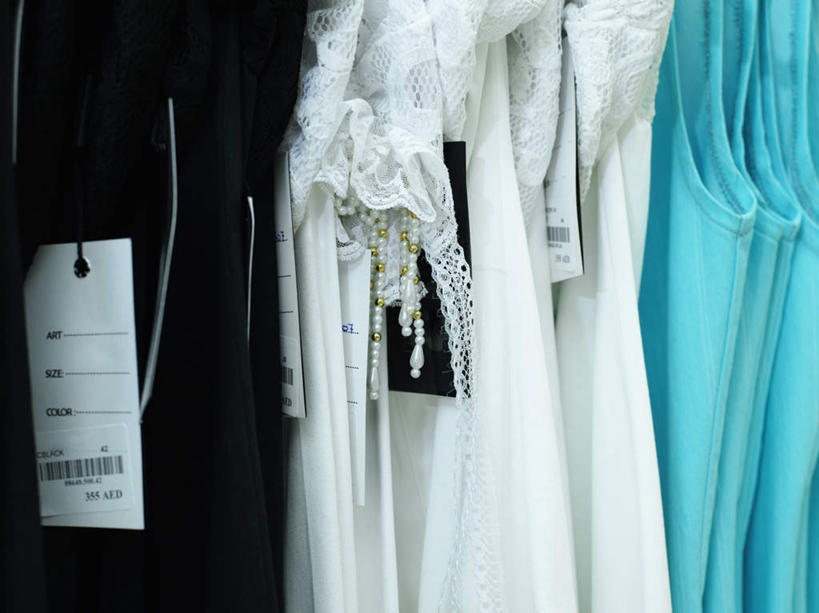 无人,商店,横图,室内,特写,白天,正面,购物,消费,超市,静物,一排,吊挂,悬挂,服装,整齐,标牌,挂,休闲装,排列,衣服,蓝色,白色,黑色,休闲,休闲服,金融,百货,服饰,服装店,队列,选购,贸易,百货公司,服饰店,血拼,彩图,购物商场,购物中心,商业中心