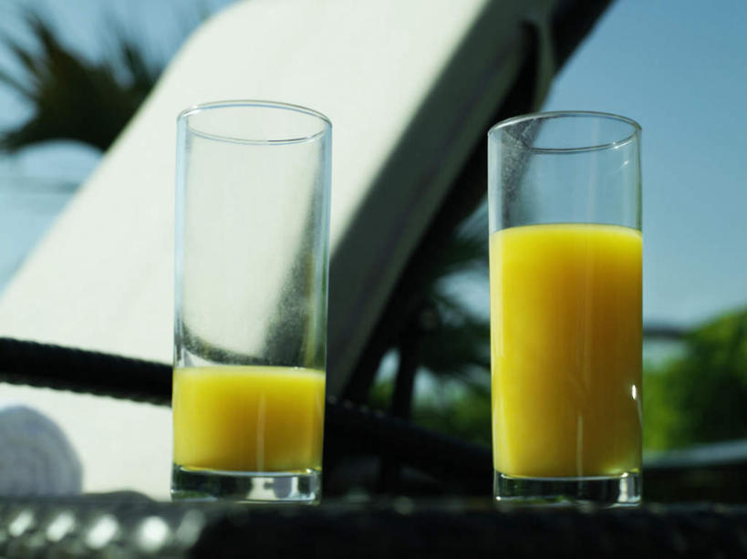 果汁,无人,横图,室外,特写,白天,正面,植物,餐桌,桌子,棕榈树,柑橘,杯子,叶子,椅子,朦胧,模糊,纺织物,躺椅,橙汁,绿叶,饮品,两杯,玻璃制品,树,树木,饮料,蓝色,绿色,蓝天,天空,自然,水杯,毛巾,天,清洁,嫩叶,生长,晴朗,成长,餐台,保暖,沙滩椅,可口,透气,棕榈叶,防水,万里无云,储水,耐磨,吸水,适口,叶,叶片,玻璃杯,晴空,晴空万里,橘子,桔子,橙子,橙,彩图