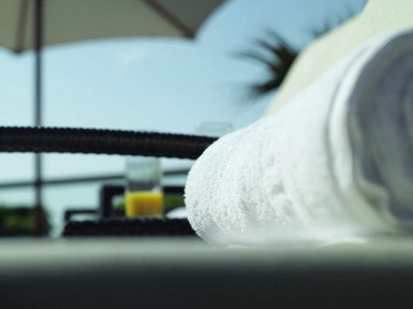 果汁,无人,横图,室外,特写,白天,正面,植物,餐桌,桌子,棕榈树,柑橘,杯子,叶子,椅子,朦胧,模糊,纺织物,伞,雨伞,遮阳伞,躺椅,橙汁,绿叶,饮品,阳伞,玻璃制品,树,树木,饮料,蓝色,绿色,蓝天,天空,自然,水杯,毛巾,天,清洁,嫩叶,生长,晴朗,成长,餐台,保暖,沙滩椅,太阳伞,可口,透气,棕榈叶,防水,万里无云,储水,耐磨,吸水,适口,叶,叶片,玻璃杯,晴空,晴空万里,橘子,桔子,橙子,橙,彩图