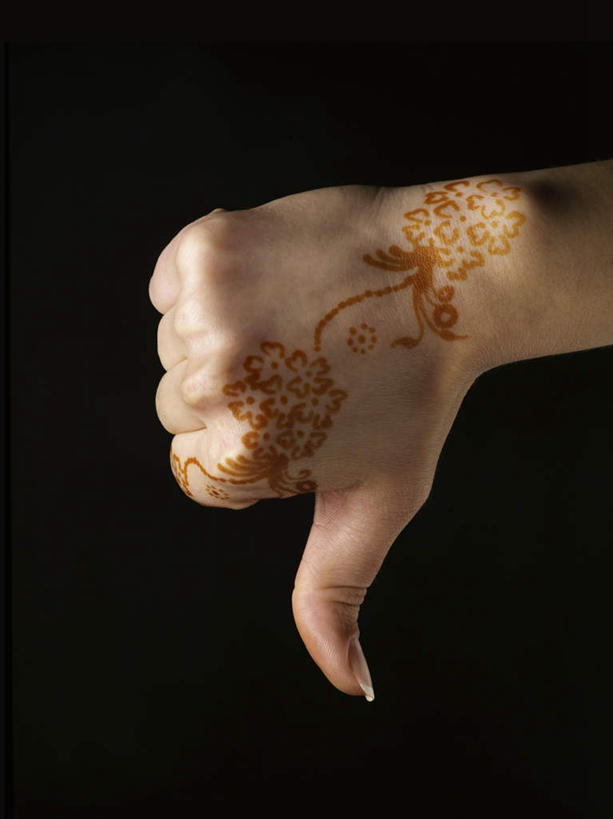 手,一个人,举,竖图,室内,特写,白天,正面,亚洲,仅一个年轻女性,仅一个女性,仅一个人,黑色背景,艺术,盛开,彩绘,花蕾,文化,花,花瓣,花朵,鲜花,花苞,花蕊,手势,托,手部,竖,摄影,影棚,翘,单手,鄙视,人体彩绘,藐视,讽刺,蔑视,嘲笑,美观,朝下,纹身彩绘,年轻女性,女人,女性,阿拉伯人,白种人,亚洲人,大拇指,举起,举手,举着,向上举,向上伸,向上托,半身,彩图,影棚拍摄,拍摄,向下