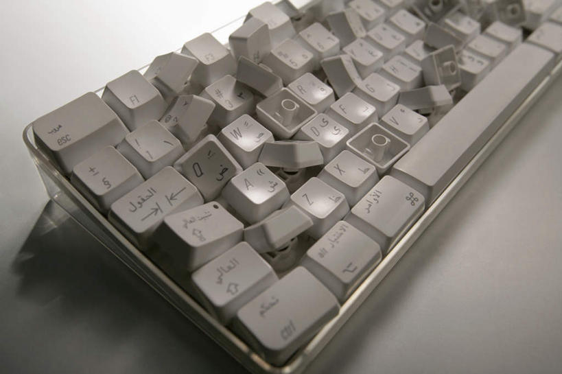 无人,横图,俯视,室内,特写,白天,白色背景,键盘,静物,一排,许多,阴影,整齐,反射,影子,破坏,输入设备,通讯设备,破损,排列,白色,摄影,影棚,损坏,队列,通信设备,确认,回车,回车键,换行,执行,按键,彩图,高角度拍摄,影棚拍摄,拍摄