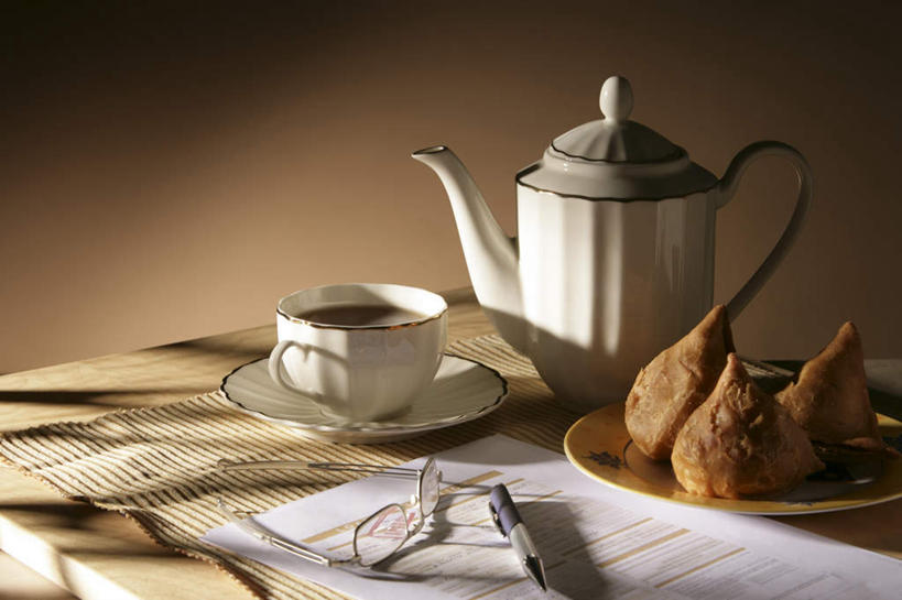 面食,咖啡,无人,横图,俯视,室内,特写,白天,中餐,幸福,桌面,桌子,杯子,餐具,阴影,反射,木制,笔,材料,瓷器,档案,碟子,壶,盘,文件,眼镜,影子,纸,油炸,料理,食品,饺子,面点,办公用品,咖啡杯,陶瓷制品,一杯,娱乐,小吃,水笔,水壶,文具,食物,饮料,一个,盘子,茶壶,木制品,容器,手稿,学习用品,资料,碟,享受,休闲,温馨,中式,放松,乐趣,单个,文具用品,证明,提神,舒适,文档,瓷杯,醒脑,近视眼镜,水饺,软饮料,彩图,高角度拍摄