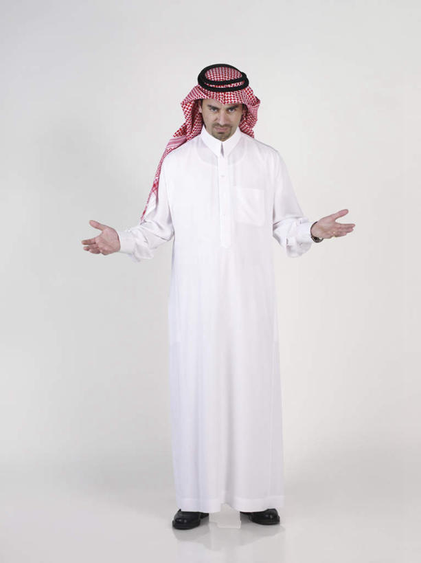 一个人,站,竖图,室内,白天,白色背景,正面,民族服装,亚洲,仅一个男性,仅一个人,阴影,反射,头巾,影子,注视,仅一个年轻男性,低头,观察,看,双手摊开,站着,无奈,摄影,影棚,观看,遗憾,烦恼,察看,关注,可惜,无计可施,惋惜,怜惜,无语,男人,男性,年轻男性,阿拉伯人,白种人,亚洲人,站立,彩图,全身,影棚拍摄,传统服装,民俗服,拍摄