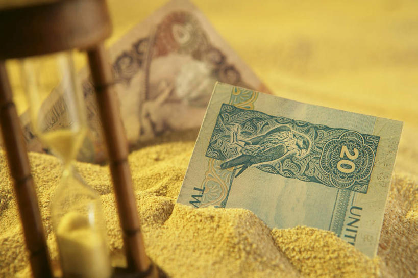 无人,横图,俯视,室内,特写,白天,钱,沙漠,静物,计时器,沙漏,两张,一堆,许多,堆叠,堆积,朦胧,模糊,时间,纹路,标志,钱币,沙子,文字,纹理,字符,字母,计时,标识,黄色,钞票,金融,纸币,经济,堆,定时器,准确,精准,流通,纸钞,贸易,阿拉伯文,肌理,阿拉伯语,阿拉伯字母,货币,现金,大漠,砂漠,彩图,高角度拍摄