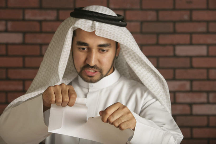 一个人,商务人士,商务男性,站,横图,室内,白天,正面,民族服装,衬衫,亚洲,仅一个男性,仅一个人,握,套装,服装,生气,材料,档案,头巾,文件,纸,墙,拿,拿着,注视,休闲装,墙壁,墙面,仅一个年轻男性,衣服,手稿,资料,观察,看,站着,休闲,休闲服,握着,愤怒,服饰,观看,撕,恼怒,证明,察看,愤慨,怒气,气愤,发怒,关注,怒火,文档,商务装,情绪,脾气,工薪阶层,忿怒,怨恨,强烈,气忿,愤恨,肝火,激动,男人,男性,年轻男性,阿拉伯人,白种人,亚洲人,白领,上班族,站立,半身,彩图,衬衣,传统服装,民俗服