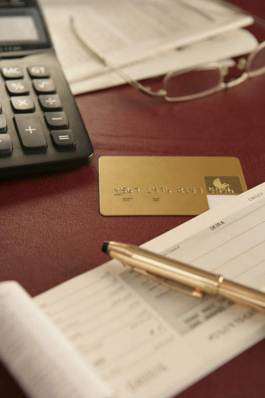 无人,竖图,俯视,室内,特写,白天,计算器,桌面,桌子,静物,阴影,朦胧,模糊,反射,计算,科学,木制,笔,材料,档案,文件,眼镜,影子,纸,办公用品,钢笔,文具,红色,木制品,手稿,学习用品,资料,金融,理财,财务,经济,支票,文具用品,证明,单据,票据,数学,文档,单子,近视眼镜,流通,贸易,彩图,高角度拍摄