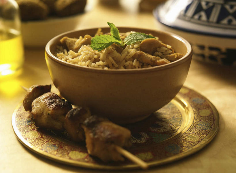 咖哩,无人,横图,俯视,室内,特写,白天,烹饪,桌面,桌子,餐具,叶子,阴影,朦胧,模糊,反射,木制,碟子,罐子,盘,影子,陶瓷,调料,肉,食用油,油,橄榄油,料理,食品,绿叶,陶瓷制品,调味品,调味料,咖喱,菜肴,美食,肉类,玻璃制品,食物,盘子,玻璃瓶,木制品,瓶子,容器,碟,碗,嫩叶,佳肴,储藏,储存,肉食,肉串,植物油,印度菜,印度料理,叶,叶片,彩图,高角度拍摄,贮存