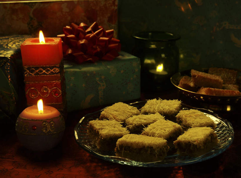 点心,无人,横图,俯视,室内,特写,白天,下午茶,桌面,桌子,鸟,餐具,蜡烛,许多,阴影,朦胧,模糊,装饰,反射,光线,木制,鸟类,碟子,火焰,盘,丝绸,丝带,影子,烛光,食品,缎带,燃烧,绸带,食物,糕点,红色,盘子,木制品,碟,点燃,华丽,修饰,点缀,衬托,美观,雅致,雅观,鹀,芦鹀,彩图,高角度拍摄,蛋糕