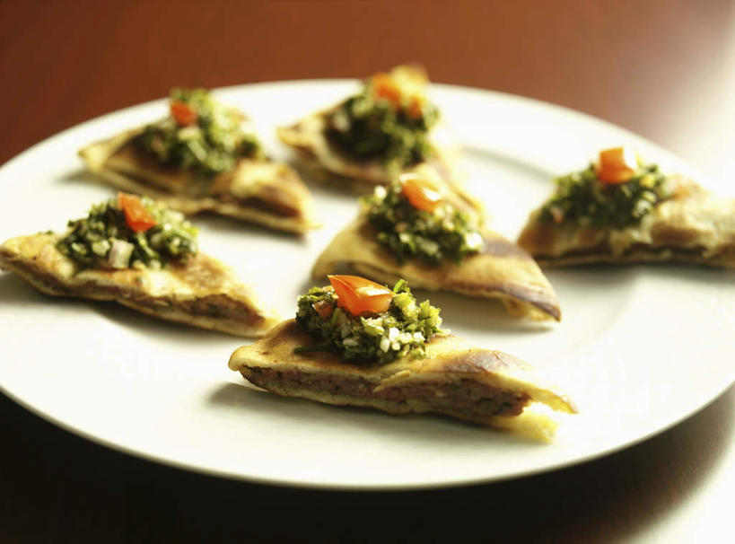 无人,横图,俯视,室内,特写,白天,烹饪,桌面,桌子,蔬菜,餐具,阴影,朦胧,模糊,新鲜,反射,木制,碟子,盘,影子,生菜,莴苣,面饼,料理,食品,菜肴,美食,食物,一个,盘子,木制品,碟,佳肴,有机食品,绿色食品,单个,春菜,鹅仔菜,莴仔菜,千金菜,叶用莴苣,印度菜,印度料理,彩图,高角度拍摄