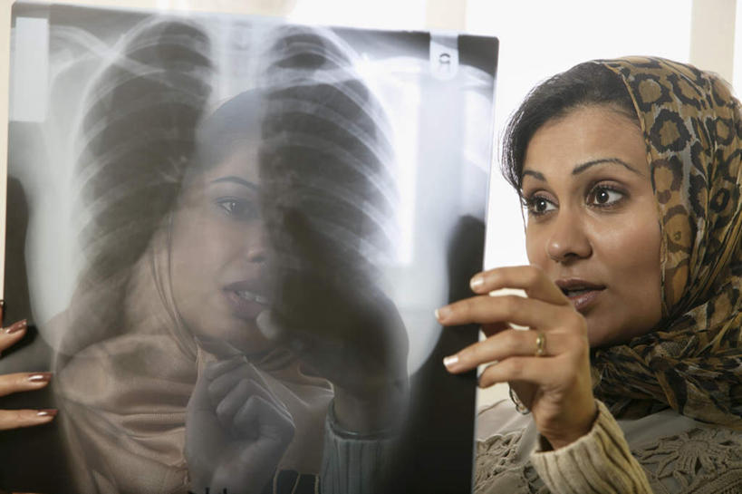 东方人,脸,头,脸颊,手,两个人,伙伴,朋友,站,横图,x光片,室内,特写,白天,正面,毛衣,友谊,亚洲,握,服装,装饰,辐射,科学,医学,头巾,拿,拿着,注视,黄种人,衣服,观察,看,站着,手部,握着,服饰,观看,华丽,修饰,点缀,察看,医疗,科学技术,x射线,衣着,穿着,关注,x光,线衫,衬托,美观,雅致,雅观,衣饰,友情,年轻女性,女人,女性,亚洲人,头部,脸部,脸蛋,面部,站立,半身,彩图,绒衣,套衫,套头毛衣,线衣,电磁波,电磁辐射