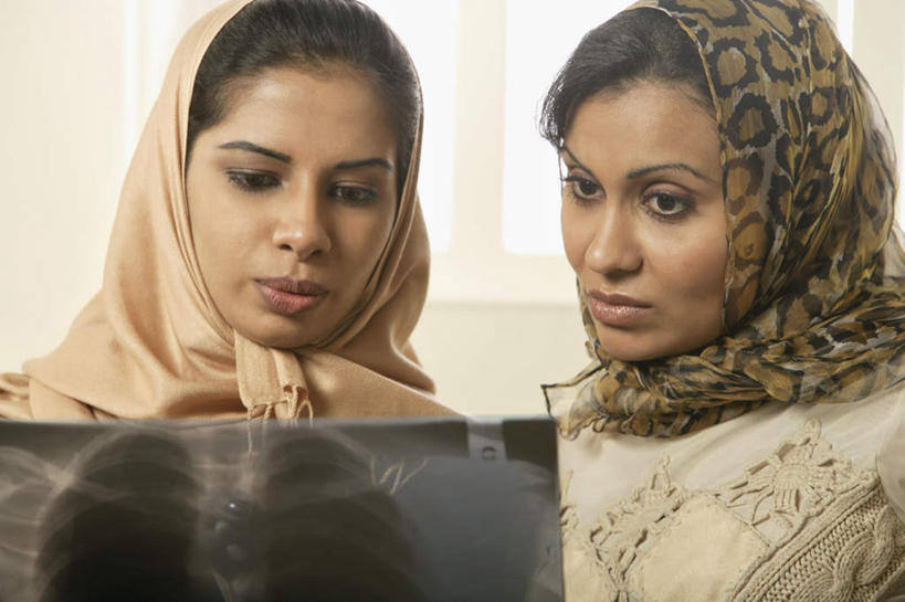 东方人,脸,头,脸颊,两个人,伙伴,朋友,站,横图,x光片,室内,特写,白天,正面,毛衣,友谊,亚洲,握,服装,装饰,辐射,科学,医学,头巾,拿,拿着,注视,黄种人,衣服,观察,看,站着,握着,服饰,观看,华丽,修饰,点缀,察看,医疗,科学技术,x射线,衣着,穿着,关注,x光,线衫,衬托,美观,雅致,雅观,衣饰,友情,年轻女性,女人,女性,亚洲人,头部,脸部,脸蛋,面部,站立,半身,彩图,绒衣,套衫,套头毛衣,线衣,电磁波,电磁辐射