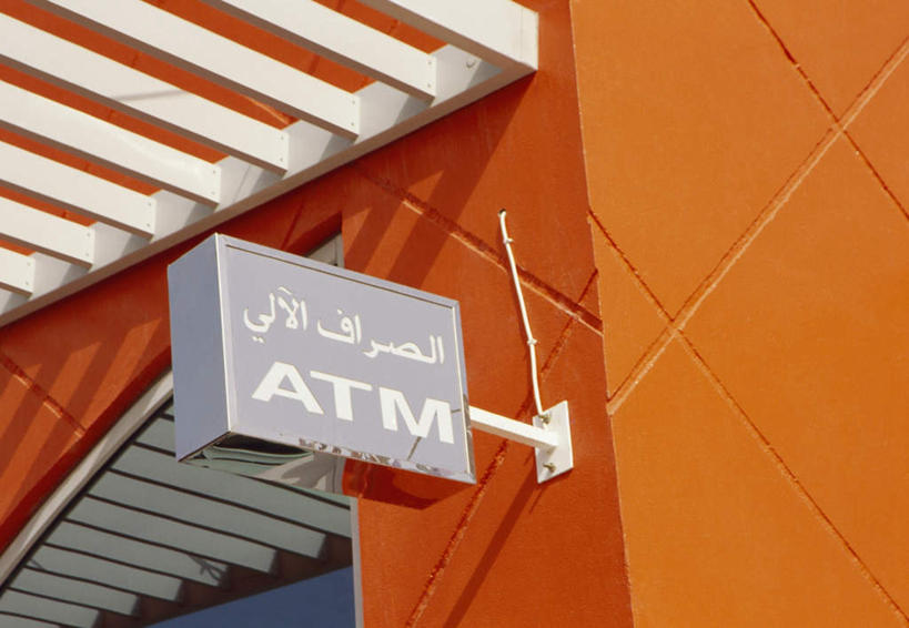 无人,横图,室外,特写,白天,仰视,取款机,阴影,反射,英文,标志,文字,影子,字符,字母,墙,标识,墙壁,墙面,英文字母,atm机,自动柜员机,自动取款机,彩图,低角度拍摄