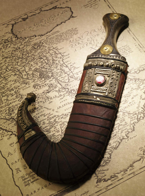 无人,竖图,俯视,室内,特写,白天,竞争,道路,静物,地图,一把,对抗,阴影,冲突,反射,信息,影子,刀具,交通,方向,破坏,刀,武器,战争,引导,指引,损坏,攻击,威胁,对立,矛盾,兵器,防御,敌对,挫败,斗争,抗拒,抗衡,凶器,杀伤,威慑,危险,彩图,高角度拍摄,导航,匕首