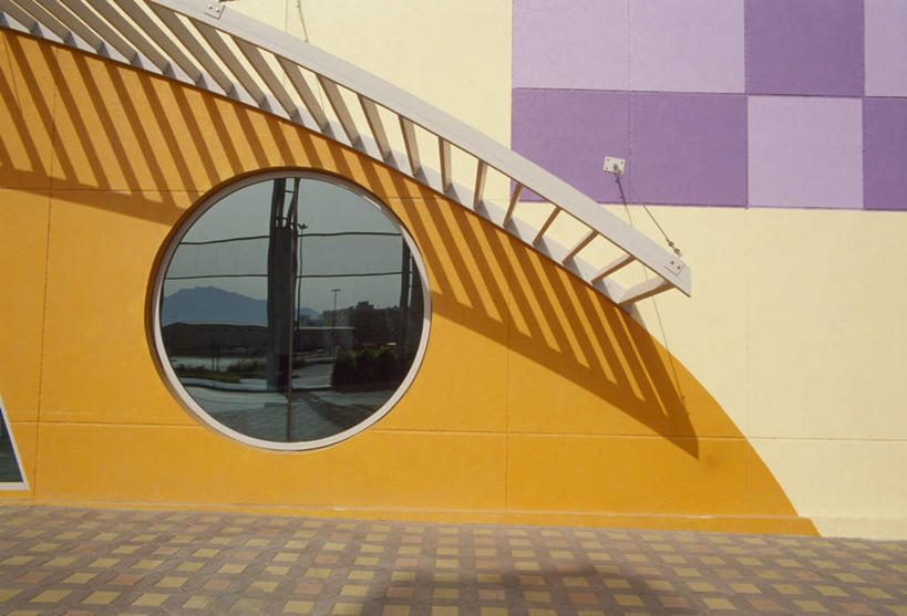 无人,横图,室外,白天,正面,度假,美景,窗户,城市风光,城市,道路,建筑,路,阴影,光线,影子,墙,景观,小路,交通,娱乐,玻璃窗,墙壁,墙面,阳光,享受,休闲,景色,放松,修建,修筑,彩图