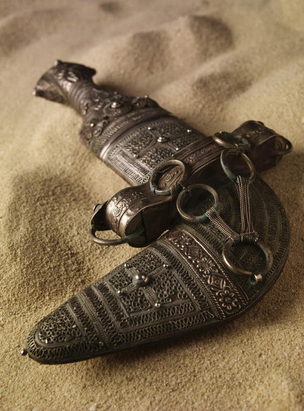 无人,竖图,俯视,室内,特写,白天,竞争,静物,一堆,许多,对抗,阴影,堆叠,堆积,冲突,反射,沙子,影子,刀具,很多,破坏,刀,武器,战争,堆,损坏,攻击,威胁,对立,矛盾,兵器,防御,敌对,挫败,斗争,抗拒,抗衡,凶器,杀伤,威慑,危险,彩图,高角度拍摄,匕首