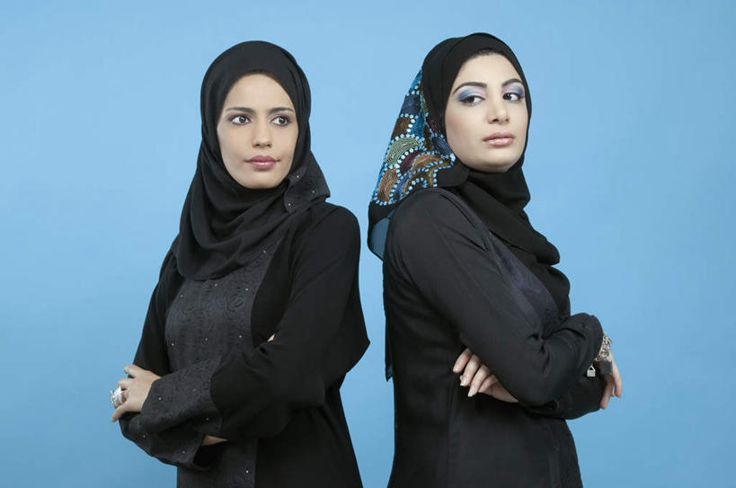 两个人,伙伴,朋友,站,双手交叉,横图,室内,白天,侧面,民族服装,友谊,竞争,亚洲,蓝色背景,服装,沮丧,衣服,黑色,站着,背对背,摄影,服饰,影棚,失望,距离,双手抱胸,伤心,衣着,穿着,反向,背道而驰,相反,相左,隔阂,衣饰,友情,年轻女性,女人,女性,阿拉伯人,白种人,亚洲人,站立,半身,彩图,影棚拍摄,传统服装,民俗服,拍摄