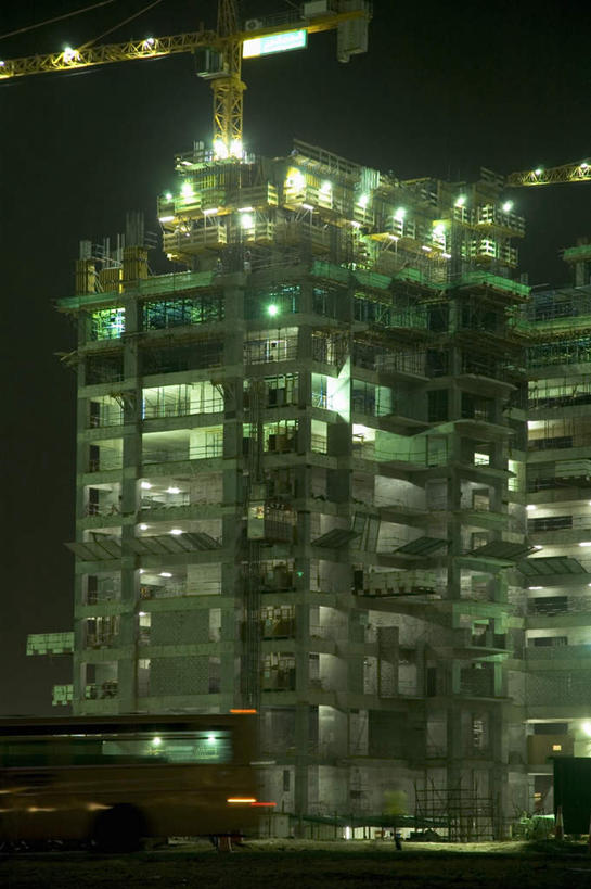 无人,高楼大厦,竖图,室外,夜晚,仰视,度假,办公楼,技术,美景,城市风光,城市,大厦,建筑,摩天大楼,写字楼,阿联酋,亚洲,景观,娱乐,设备,施工,建筑工地,楼宇,享受,休闲,机械,起重机,商务楼,景色,放松,工程,西亚,阿拉伯联合酋长国,迪拜,谢赫扎耶德路,地盘,建筑地盘,施工地盘,杜拜,彩图,低角度拍摄,大楼,高层建筑,高楼,工地,摩天楼