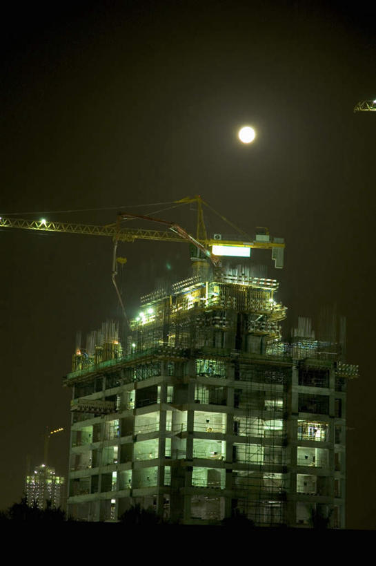 无人,高楼大厦,竖图,室外,夜晚,仰视,度假,办公楼,技术,美景,城市风光,城市,大厦,建筑,摩天大楼,写字楼,阿联酋,亚洲,景观,娱乐,设备,施工,建筑工地,楼宇,享受,休闲,机械,起重机,商务楼,景色,放松,工程,西亚,阿拉伯联合酋长国,迪拜,谢赫扎耶德路,地盘,建筑地盘,施工地盘,杜拜,彩图,低角度拍摄,大楼,高层建筑,高楼,工地,摩天楼