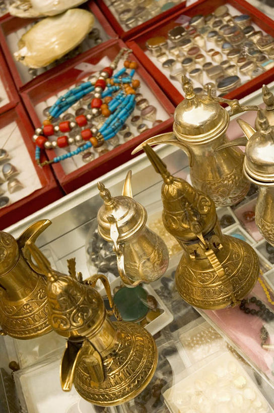无人,商店,竖图,俯视,室内,特写,白天,度假,美景,城市风光,城市,静物,金属制品,阿联酋,亚洲,朦胧,模糊,金属,壶,景观,娱乐,商铺,黄金,货架,架子,水壶,装饰品,茶壶,容器,饰品,手链,首饰,享受,休闲,金色,景色,放松,手镯,西亚,陈列架,镯子,阿拉伯联合酋长国,超市货架,市肆,商号,彩图,高角度拍摄,店铺