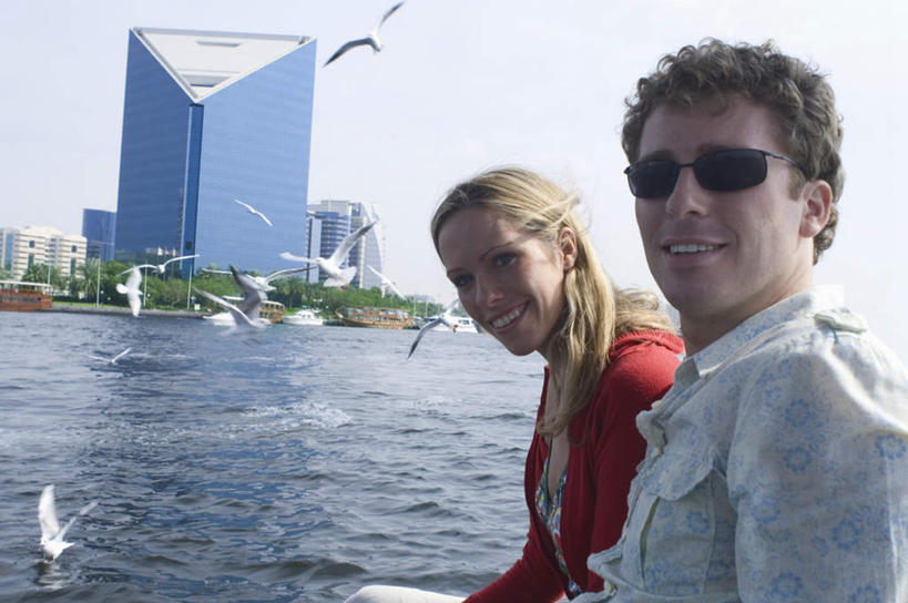 西方人,两个人,高楼大厦,坐,笑,微笑,露齿笑,横图,室外,白天,侧面,爱情,海浪,海洋,大厦,建筑,轮船,摩天大楼,船,海鸟,海鸥,鸟,欧洲,阿联酋,欧洲人,亚洲,一艘,飞翔,伸展,张开,展翅,阴影,服装,飞行,光线,翅膀,鸟类,墨镜,眼镜,影子,浪花,翱翔,浪漫,注视,休闲装,飞,衣服,蓝色,蓝天,天空,阳光,海水,太阳镜,太阳眼镜,交通工具,天,观察,看,休闲,温暖,温馨,休闲服,遮阳镜,恩爱,恋人,服饰,晴朗,观看,和睦,察看,关注,载具,西亚,海景,阿拉伯联合酋长国,迪拜,张开翅膀,万里无云,杜拜,展开翅膀,迪拜码头,男人,男性,年轻男性,年轻女性,女人,女性,白种人,情侣,大海,风浪,海,海水的波动,近岸浪,涌浪,晴空,晴空万里,坐着,半身,彩图,大楼,高层建筑,高楼,摩天楼,伴侣,融洽