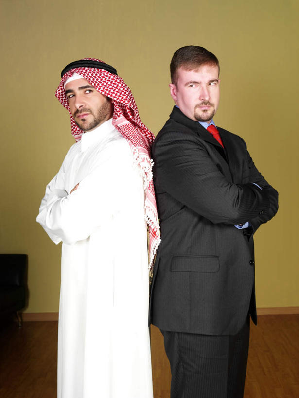 两个人,伙伴,朋友,商务人士,商务男性,站,双手交叉,竖图,室内,白天,侧面,民族服装,衬衫,友谊,安全,合作,团队,沙发,亚洲,套装,头巾,墙,棕色,扭头,依靠,注视,墙壁,墙面,观察,看,倚靠,站着,转头,背靠背,战略,背对背,观看,装,察看,双手抱胸,关注,布艺沙发,工薪阶层,联合,合谋,配合,协作,信任,男人,男性,中年男性,阿拉伯人,白种人,亚洲人,白领,上班族,站立,半身,彩图,衬衣,传统服装,民俗服