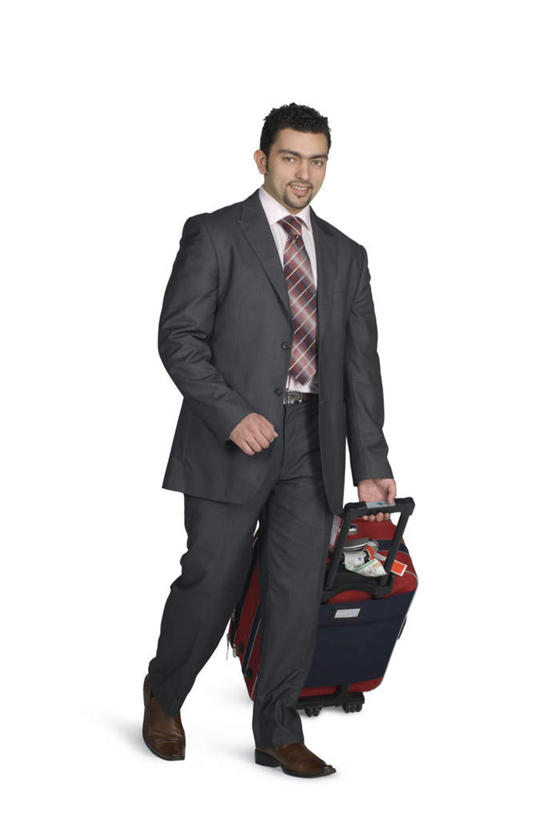 一个人,商务人士,商务男性,站,笑,微笑,露齿笑,竖图,室内,白天,白色背景,正面,衬衫,亚洲,仅一个男性,仅一个人,握,阴影,套装,反射,拉杆箱,旅行箱,影子,拿,拿着,注视,仅一个年轻男性,行李箱,箱子,观察,看,站着,握着,摄影,影棚,观看,出差,装,察看,关注,工薪阶层,男人,男性,年轻男性,阿拉伯人,白种人,亚洲人,白领,上班族,站立,彩图,全身,影棚拍摄,衬衣,旅行,拍摄