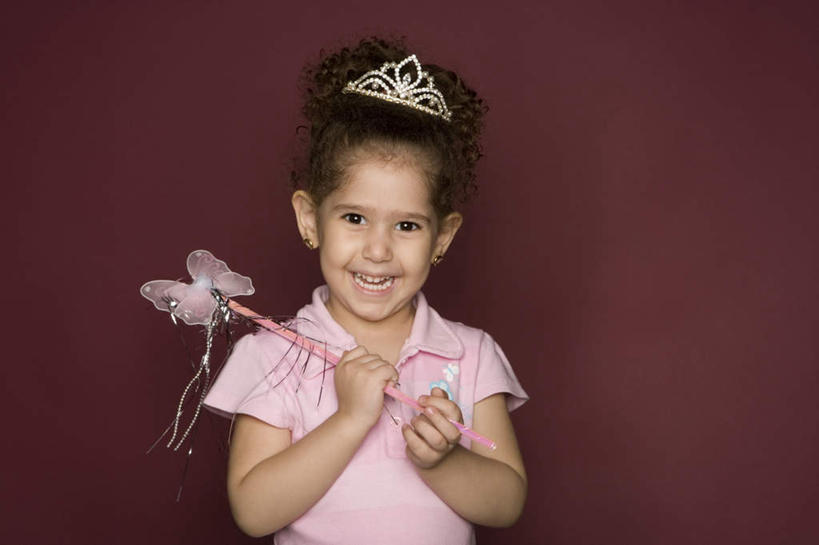 儿童,一个人,站,笑,微笑,露齿笑,横图,室内,白天,正面,纯洁,蝴蝶,皇冠,亚洲,仅一个女性,仅一个人,握,阴影,紫色背景,反射,昆虫,影子,拿,拿着,注视,小孩,粉色,动物,观察,看,站着,仅一个小孩,可爱,童年,童趣,握着,摄影,影棚,观看,权威,察看,权利,象征,高贵,关注,益虫,童真,烂漫,无邪,法杖,地位,权力,统治,权杖,权势,权位,天真,女孩,女人,女性,阿拉伯人,白种人,亚洲人,孩子,王冠,站立,半身,彩图,影棚拍摄,拍摄,女生