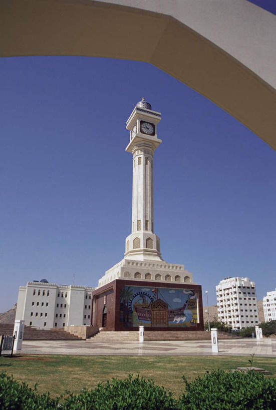 无人,高楼大厦,竖图,室外,白天,仰视,度假,绘画,草地,草坪,美景,植物,门,城市风光,标志建筑,城市,大厦,地标,建筑,摩天大楼,阿曼,亚洲,阴影,艺术,装饰,光线,影子,墙,景观,拱门,首都,文化,娱乐,建设,壁画,墙壁,墙面,草,树,树木,蓝色,绿色,蓝天,天空,阳光,自然,门框,天,享受,休闲,景色,放松,生长,晴朗,成长,华丽,修饰,点缀,西亚,万里无云,衬托,美观,雅致,雅观,阿曼苏丹国,马斯喀特,马斯喀图,马斯卡德,米卡斯,晴空,晴空万里,画画,彩图,低角度拍摄,大楼,高层建筑,高楼,摩天楼