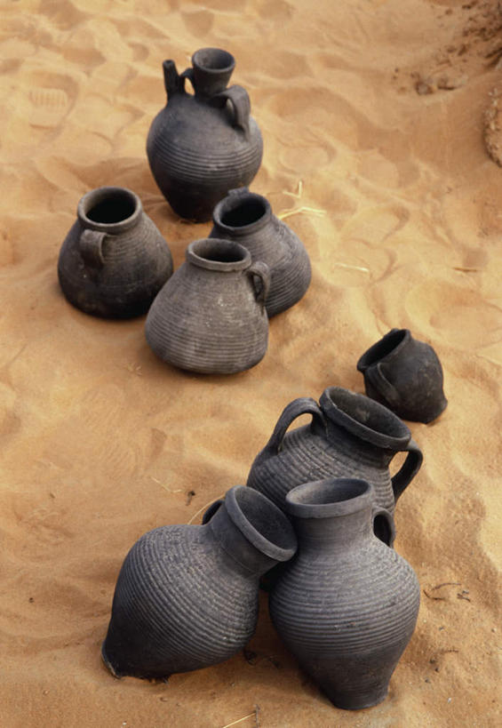 无人,竖图,俯视,室外,特写,白天,工艺美术品,一堆,许多,阴影,堆叠,堆积,艺术,反射,罐子,沙子,影子,陶瓷,陶瓷制品,艺术品,很多,瓶子,工艺品,堆,工艺,美术,彩图,高角度拍摄