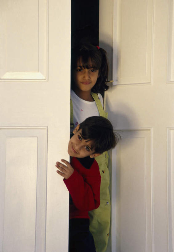 东方人,儿童,两个人,家庭,站,竖图,室内,白天,正面,纯洁,门,亚洲,服装,墙,注视,休闲装,黄种人,墙壁,墙面,小孩,衣服,门框,观察,看,站着,休闲,温暖,温馨,一家人,休闲服,可爱,童年,童趣,服饰,观看,和睦,察看,关注,偷窥,童真,烂漫,无邪,窃看,窃视,天真,男孩,男人,男性,女孩,女人,女性,亚洲人,站立,半身,彩图,融洽,男生,女生