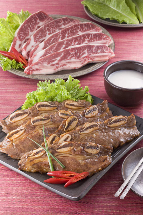 无人,竖图,俯视,室内,白天,烹饪,西餐,餐桌,筷子,桌子,辣椒,蔬菜,餐具,切开,碟子,盘,葱,青葱,汤,香料,牛排,料理,食品,烤肉,五片,文化,传统,菜肴,美食,食物,盘子,碟,碗,切,西式,一盘,佳肴,餐台,礼节,礼仪,剖面,切面,汤料,辣角,红海椒,大椒,辣虎,广椒,进餐用具,烹调用具,辣子,红辣椒,海椒,番椒,彩图,高角度拍摄