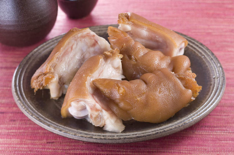 无人,横图,俯视,室内,特写,白天,烹饪,中餐,餐桌,桌子,餐具,碟子,盘,料理,食品,猪手,猪蹄,菜肴,美食,食物,盘子,碟,碗,中式,佳肴,餐台,五块,猪脚,进餐用具,烹调用具,彩图,高角度拍摄