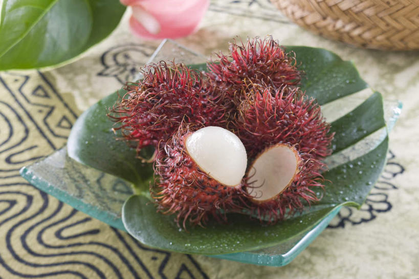 无人,横图,俯视,室内,特写,白天,餐桌,桌子,餐具,水果,叶子,两片,一排,许多,新鲜,整齐,碟子,篮子,盘,生食,食品,荷叶,果实,绿叶,玻璃制品,食物,排列,盘子,碟,四个,嫩叶,有机食品,绿色食品,餐台,红毛丹,队列,毛荔枝,叶,叶片,彩图,高角度拍摄